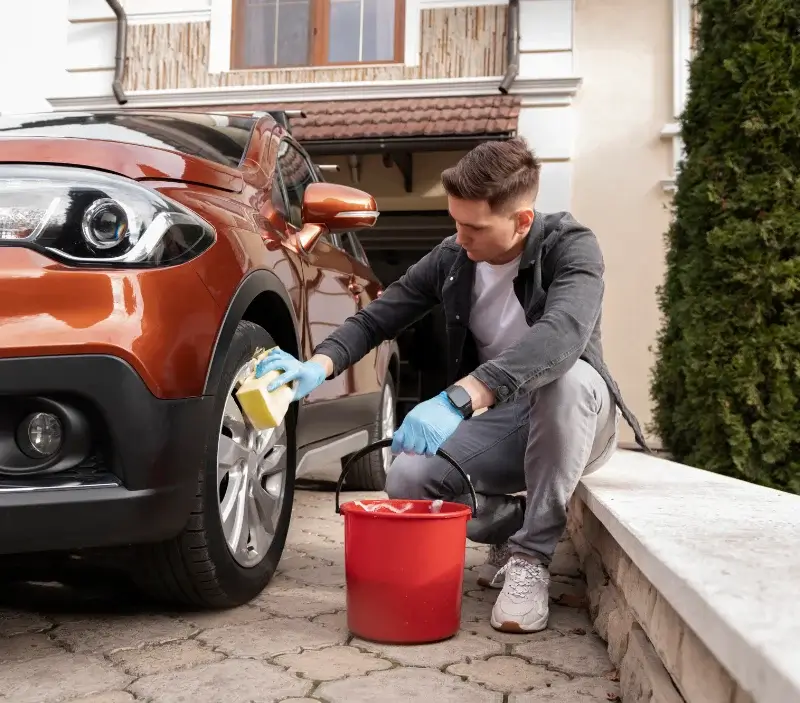 Lavage auto à domicile Saint-Martin-Curton : professionnel intervenant sur un véhicule